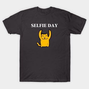 Tiger cat - selfie day !!! T-Shirt